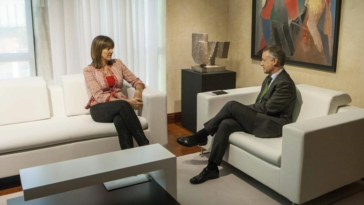 El presidente del PNV, Iñigo Urkullu, y la secretaria general del PSE, Idoia Mendia, durante una reunión en el 2014