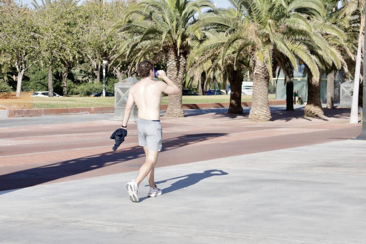 Barceloneses acuden a la playa por las altas temperaturas de noviembre