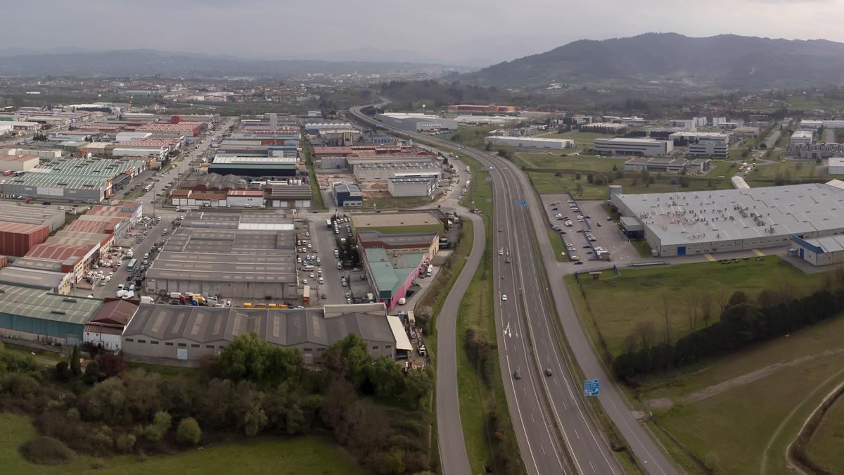 Vista aérea de Silvota. Delante, a la izquierda de la imagen, se ven parte de los terrenos donde se desarrollará el nuevo polígono de Pando. Al otro lado de la autovía, al fondo se aprecia parte del Parque Tecnológico de Asturias.