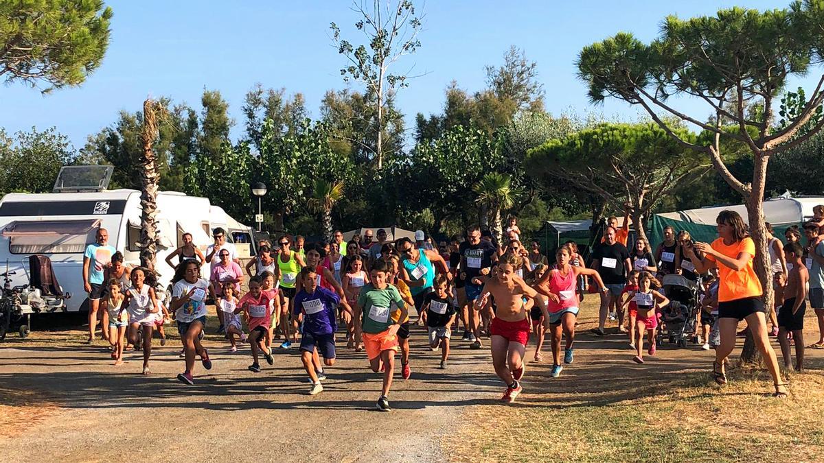Participants en una cursa solidària organitzada en un càmping gironí, una de les iniciatives impulsades pel sector per recaptar fons.