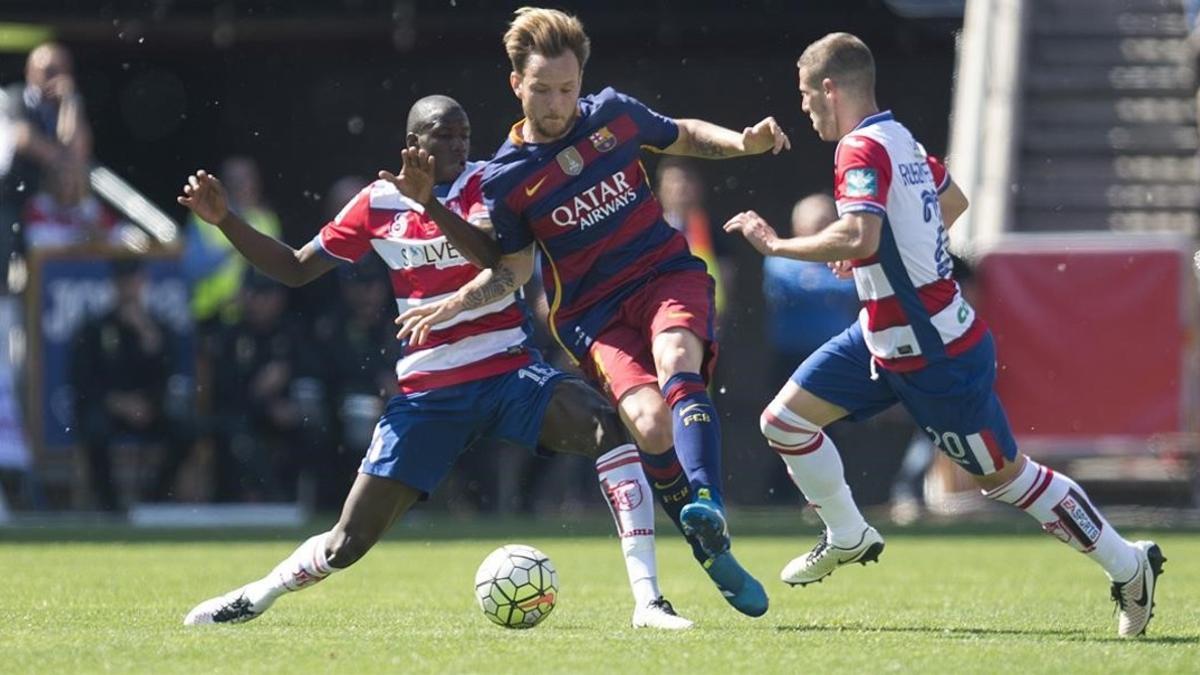 Rakitic, entre Doucoure y Pérez, en el último Granada-Barça de Liga.