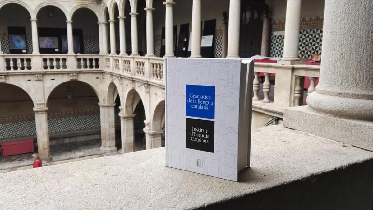 Ejemplar de la Gramàtica de la Llengua Catalana.