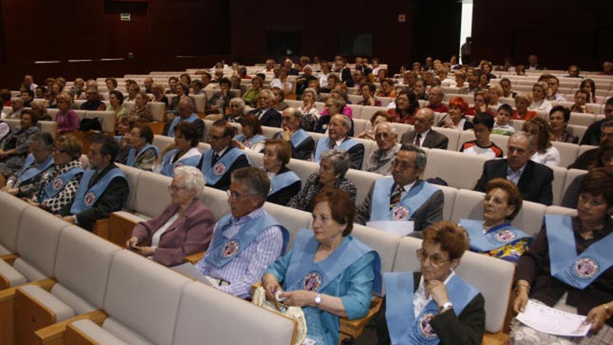 Alumnos de la Universidad de la Experiencia, ayer en el acto de clausura