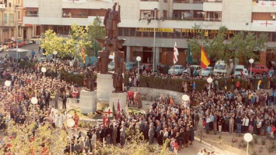 Imagen del monumento a San Jorge el día de su inauguración en 1983.