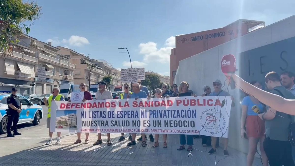 La Plataforma por la Defensa de la Sanidad Publica del departamento de Salud de Elda pide en Petrer la dimisión de Mazón
