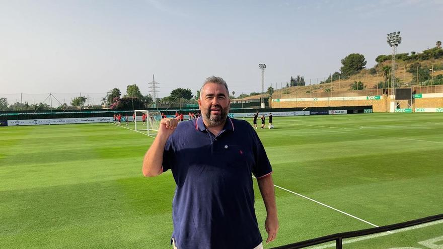 Luis García apuesta por el balón en sus entrenamientos del Mallorca en Marbella