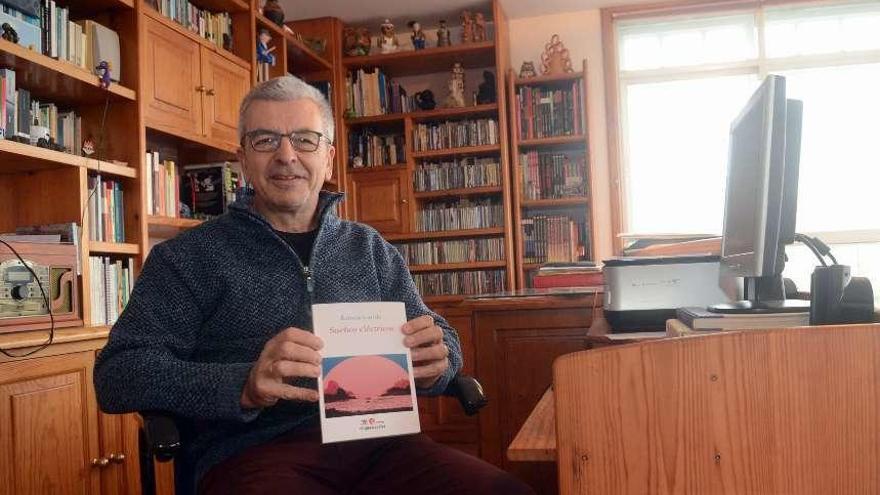 Ramón Caride Ogando en su estudio de Cambados, esta semana. // Noé Parga