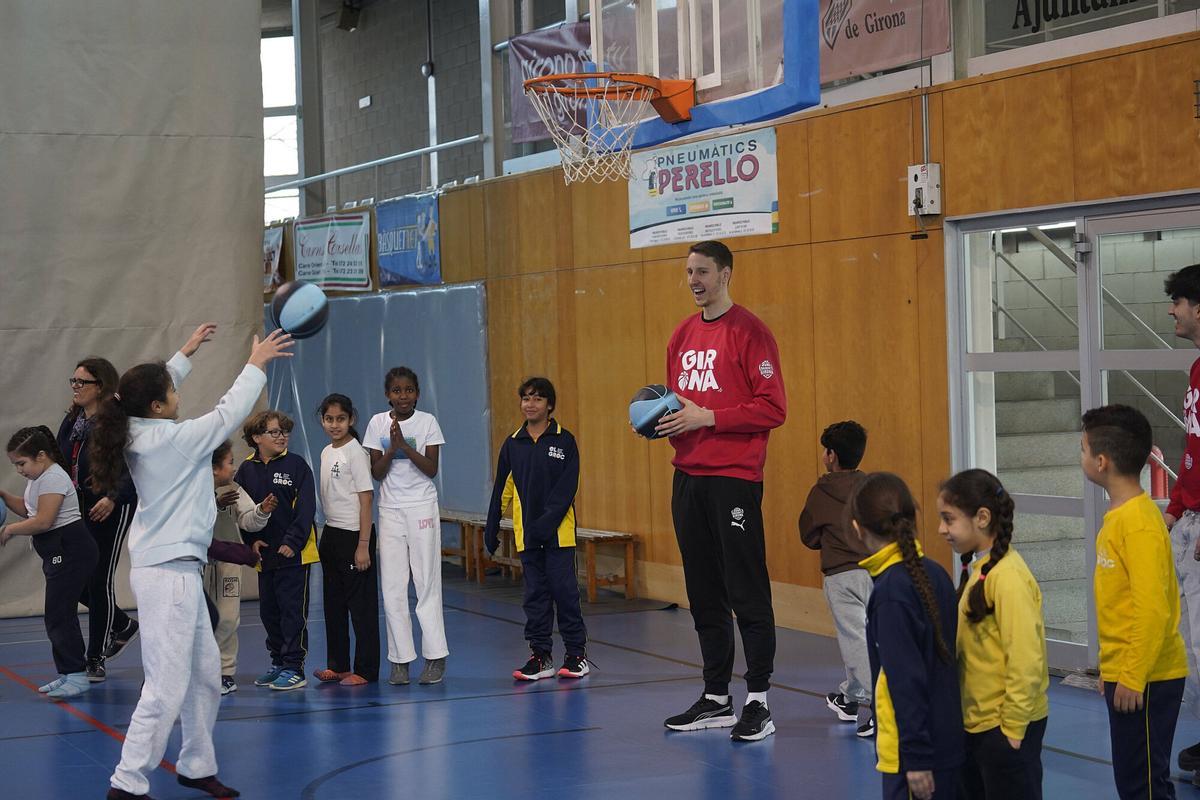 Girona pavello santa eugènia alumnes Escola Santa Eugènia de Girona trobada amb jugadors del Bàsquet Girona