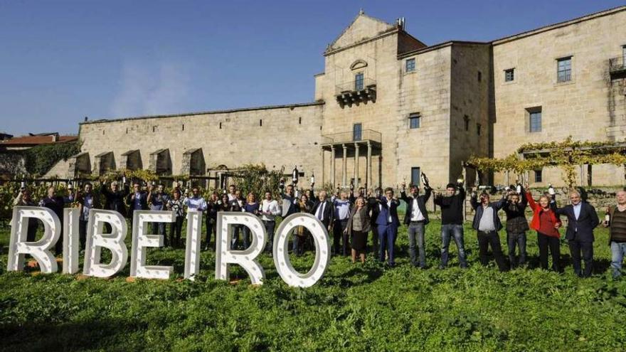 Los socios de la D.O. Ribeiro posan para el anuncio promocional de Navidad tras sus productos. // B.L.