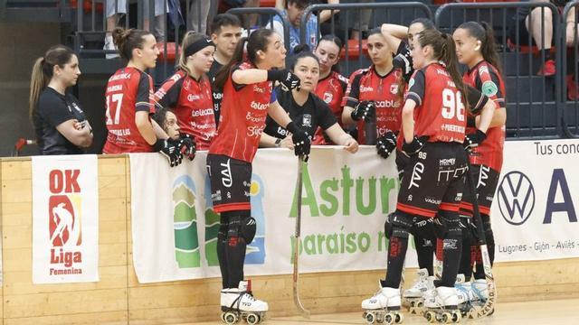 Marta Piquero, en el centro, se dirige a sus compañeras durante un tiempo muerto el sábado en Mata Jove.