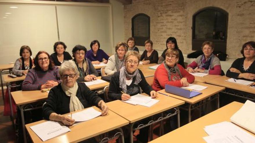 Grupo de estudiantes del nivel elemental de «valencià» en la escuela de adultos de  Alaquàs.