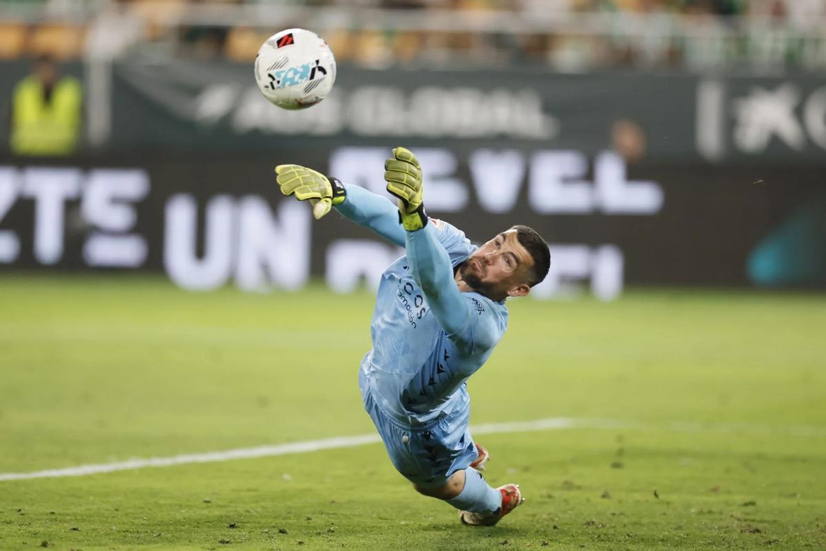 Mathew Ryan realizando una parada contra el Betis.