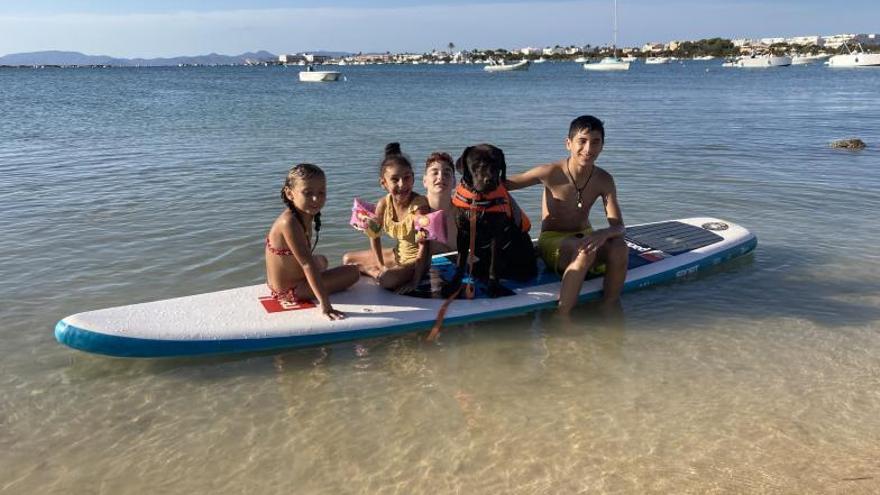 Algunos de los niños en la tabla de paddle surf. | A.A.