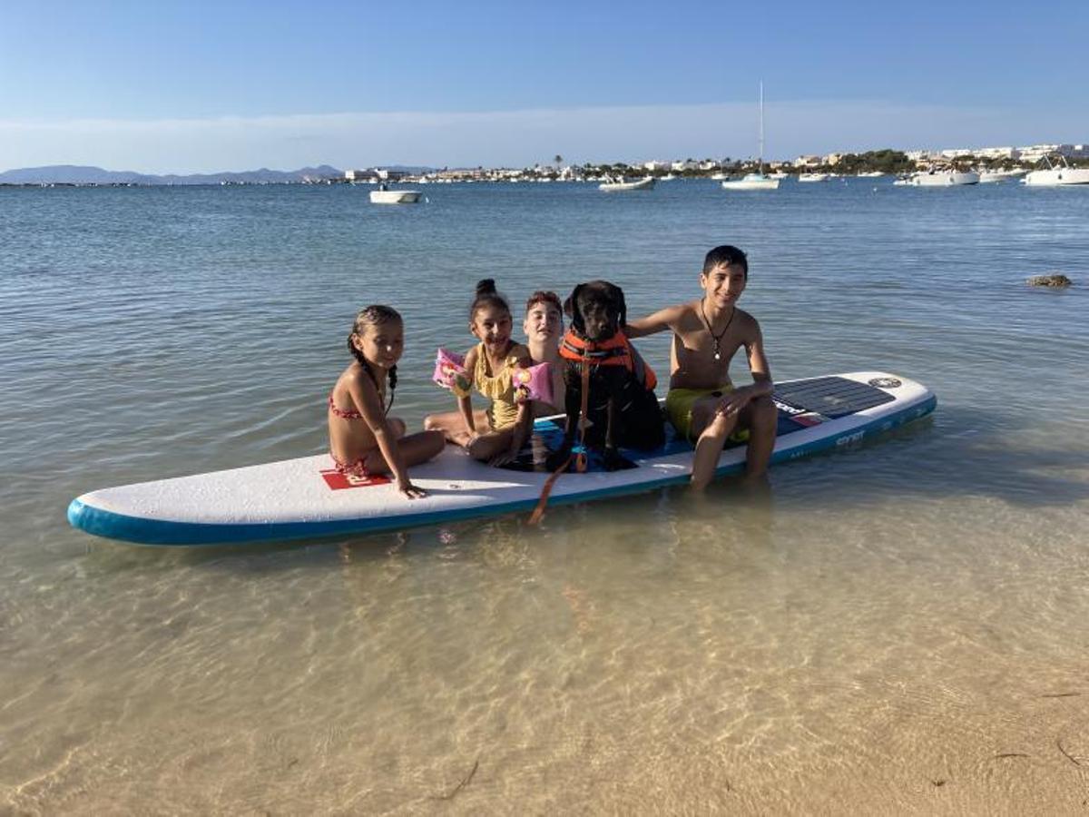 Algunos de los niños en la tabla de paddle surf. | A.A.