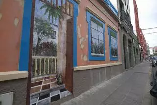 El artista Cayetano Martínez ha pintado la fachada de una casa abandonada para mejorar el aspecto del barrio