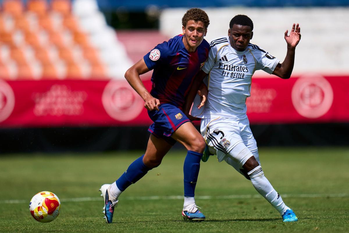Hamza y Ariel pugnan por un balón durante la final de la Copa de Campeones juvenil