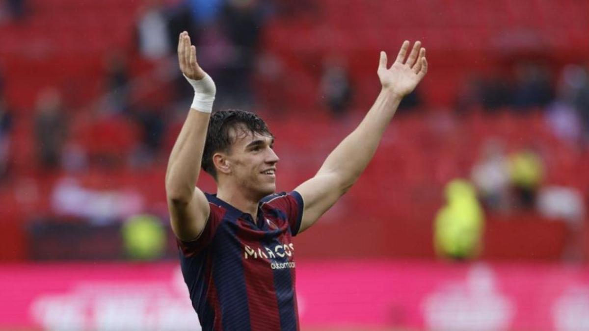 Carlos Espí celebrando su gol ante el Sevilla en el Pizjuán