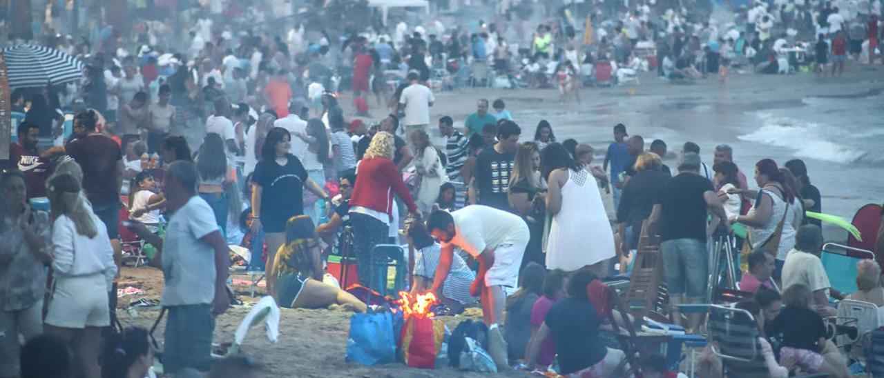 Celebración multitudinaria de la noche de San Juan en una playa de la provincia.