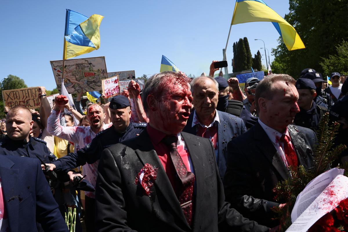 El embajador ruso en Polonia, Siergiej Andriejew (centro), fue rociado con pintura roja por los participantes de una protesta contra la invasión rusa de Ucrania durante su intento de depositar flores en el cementerio-mausoleo de soldados soviéticos en Varsovia, Polonia.