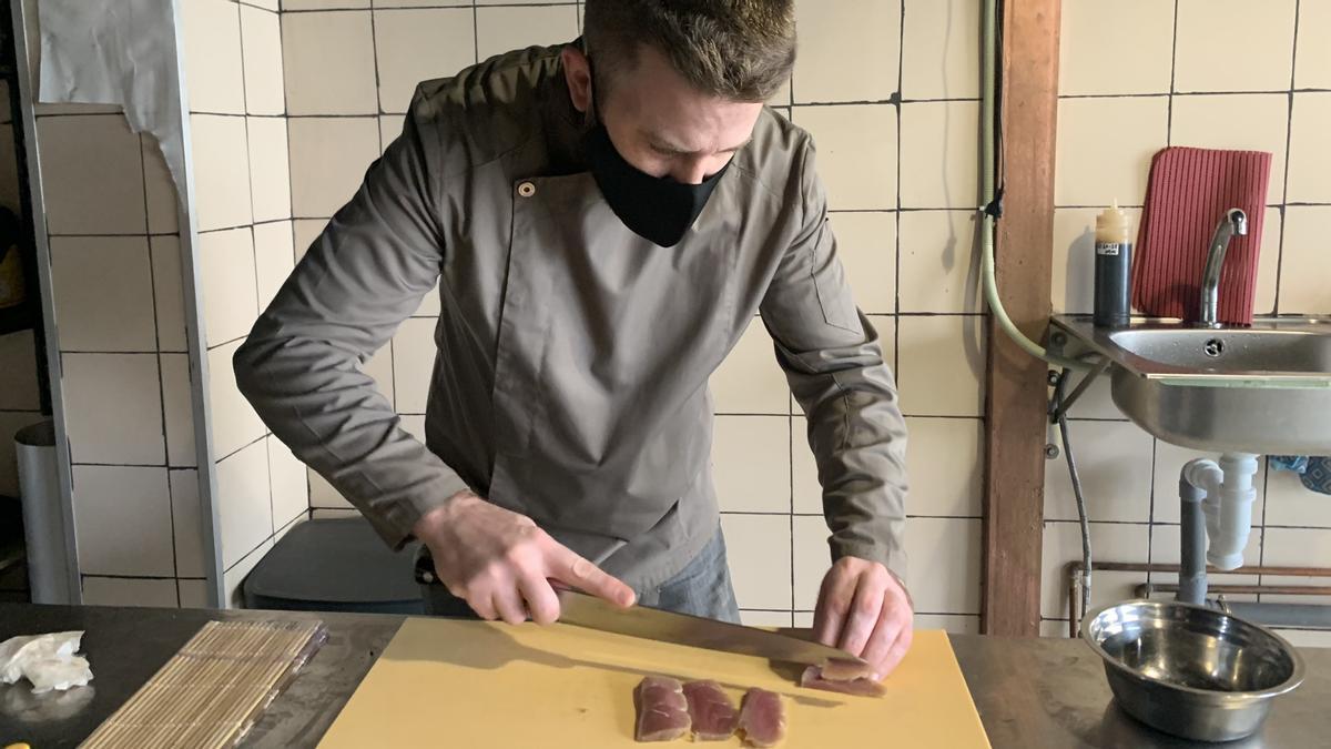 Jorge González está al frente de la barra de sushi 'Surgeon Kitchen' (Madrid).