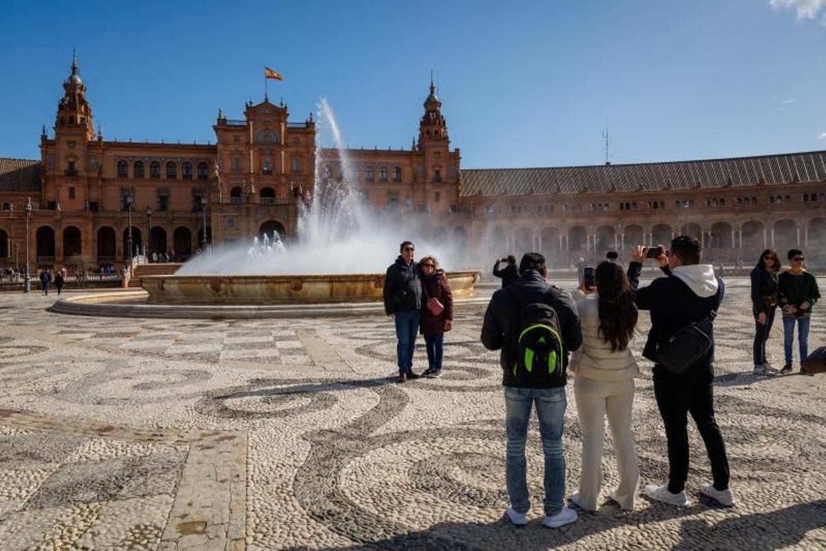 Turistas en la plaza de España de Sevilla.