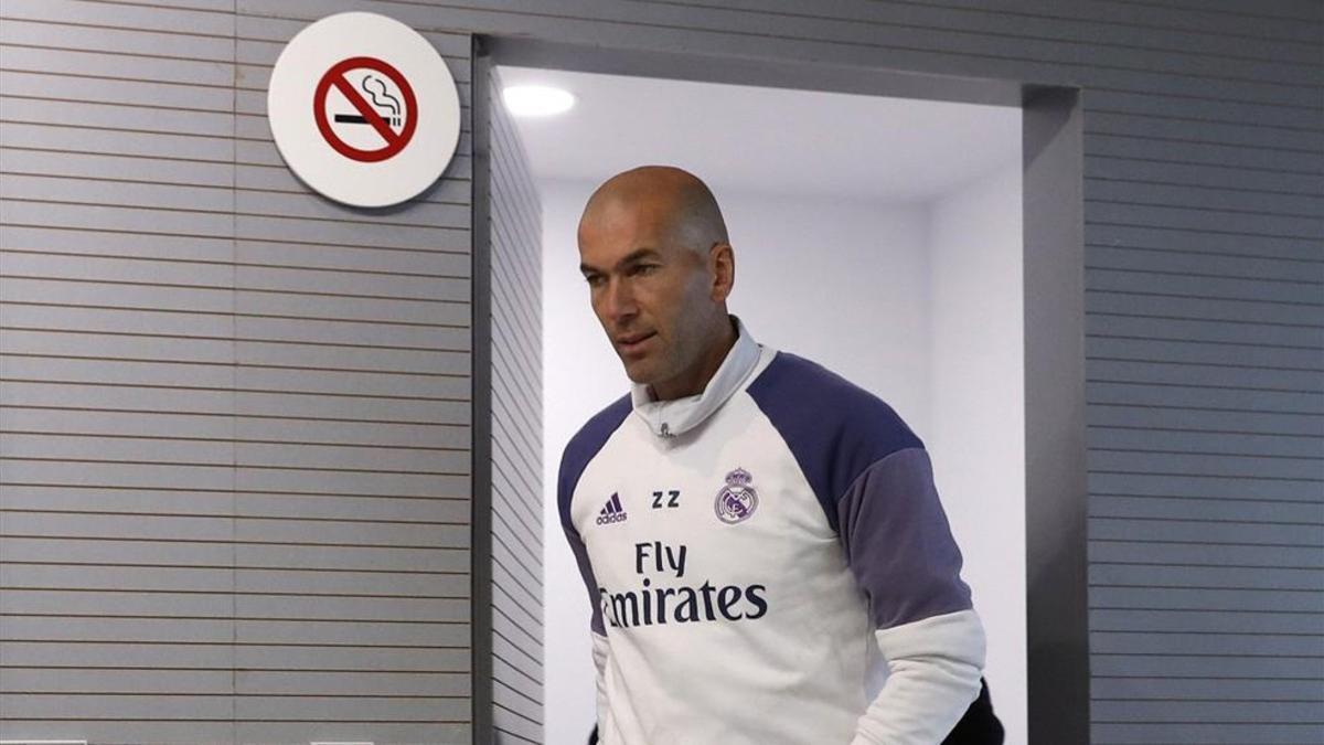 Zidane, a su entrada en la sala de prensa