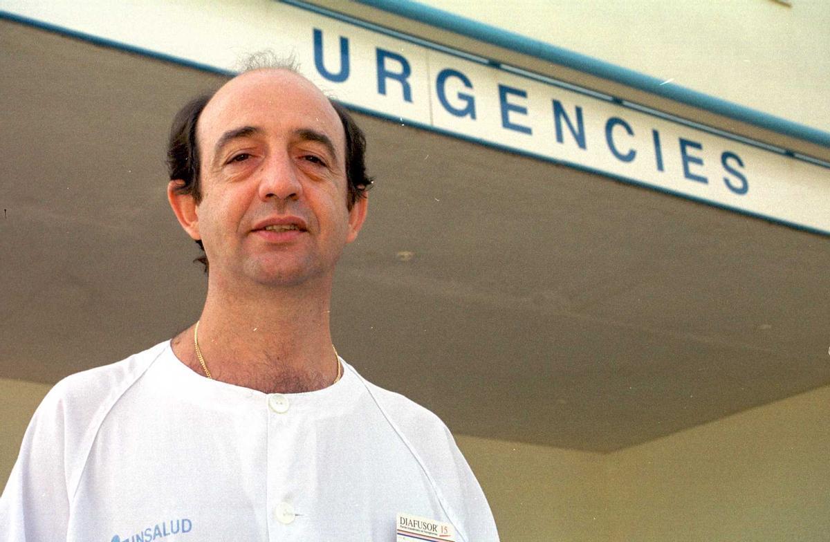 Carlos Rodríguez, frente al servicio de Urgencias de Can Misses, en el año 2000
