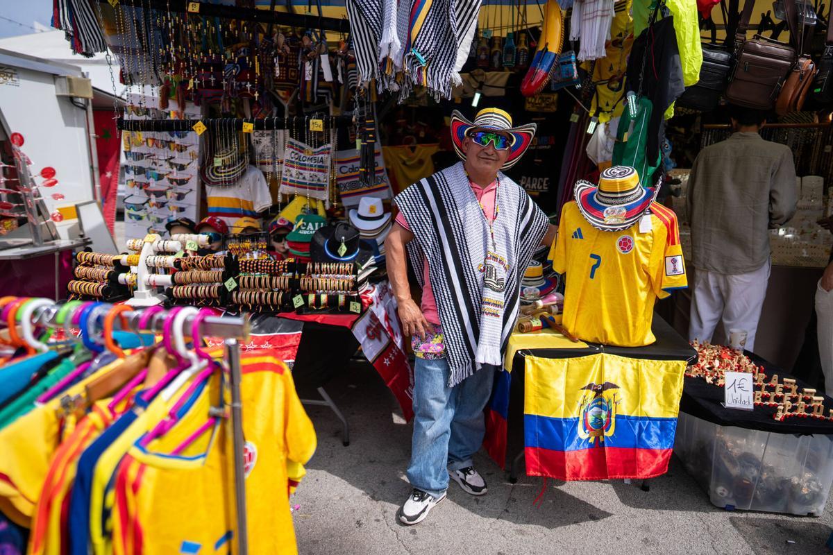 José Ibarra, de origen colombiano, disfruta del ambiente festivo en la Feria de Abril de Barcelona, en el recinto del Fòrum. José Ibarra, de origen colombiano, disfruta del ambiente festivo en la Feria de Abril de Barcelona, en el recinto del Fòrum.