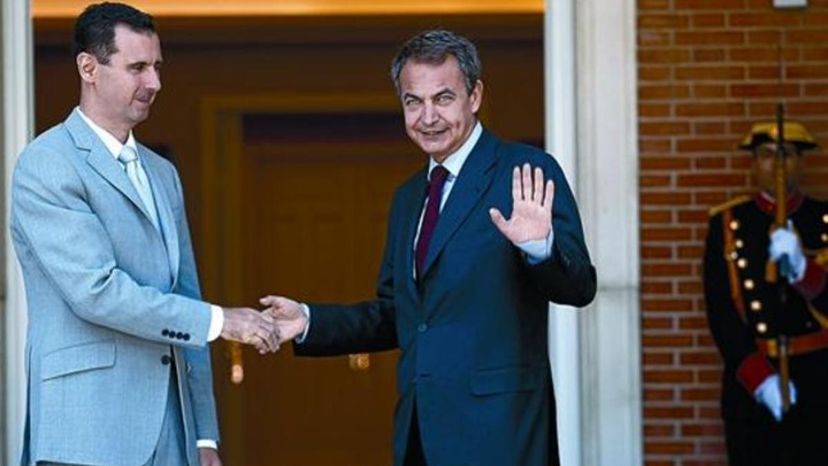 José Luis Rodríguez Zapatero saluda al presidente sirio, Bachar el Asad, ayer en la Moncloa.