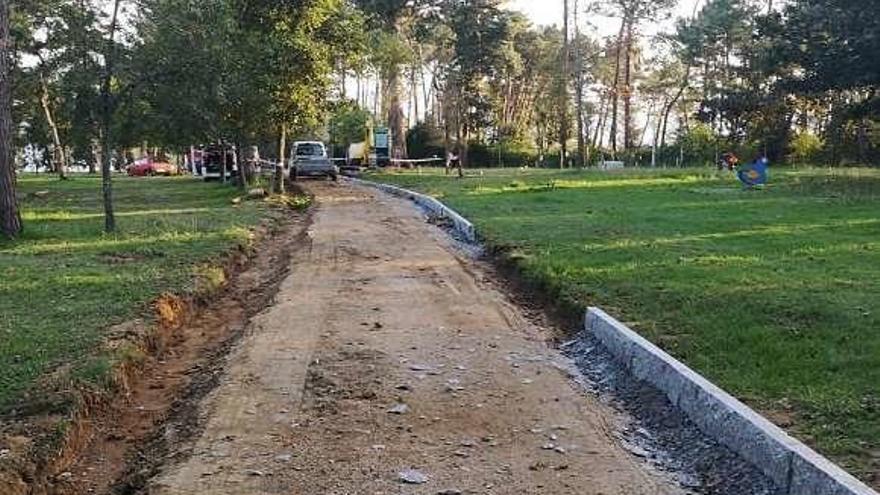 Obras de mejora en el sendero del parque. // FdV