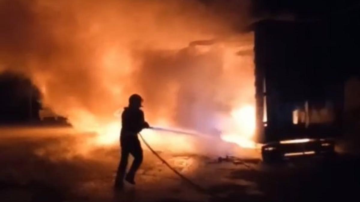 Arde un camión cargado de lavadoras y secadoras en Zamora, en la N-122. En la imagen, un bombero trata de extinguir las llamas.