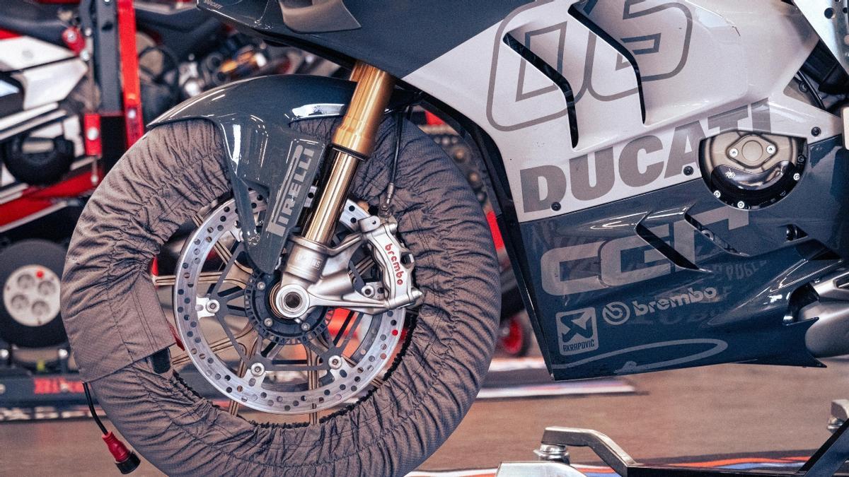 Una moto de competición en el garaje