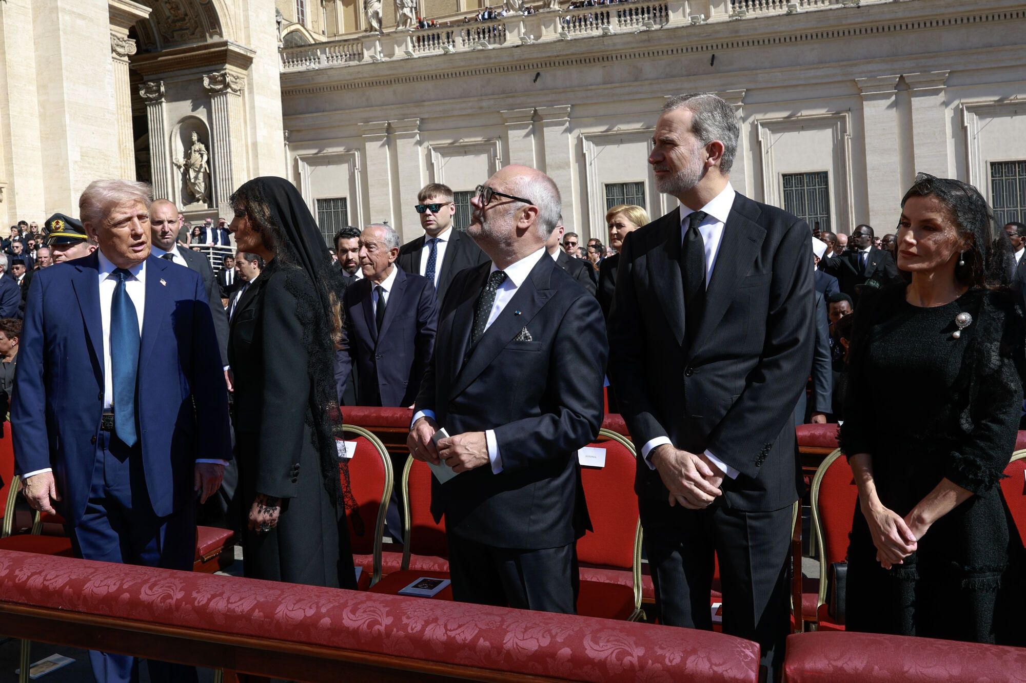 CIUDAD DEL VATICANO, 26/04/2025.- El rey Felipe VI (2d) junto con la reina Letizia (d), el presidente de Estados Unidos Donald Trump (i) y su mujer Melania (2i) durante el funeral del papa Francisco en la Plaza de San Pedro en el aticano este sábado. EFE/Casa Real/ Francisco Gómez / SOLO USO EDITORIAL/SOLO DISPONIBLE PARA ILUSTRAR LA NOTICIA QUE ACOMPAÑA (CRÉDITO OBLIGATORIO). -SOLO USO EDITORIAL/SOLO DISPONIBLE PARA ILUSTRAR LA NOTICIA QUE ACOMPAÑA (CRÉDITO OBLIGATORIO)-