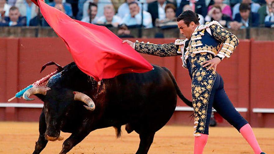 Manzanares, durante la faena al segundo toro de su lote ayer en La Maestranza.