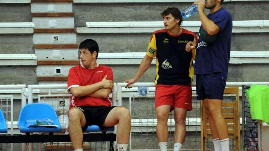 Miguel Porto, Carlos García y José Manuel Rial durante un entrenamiento en el Municipal. // R. Vázquez