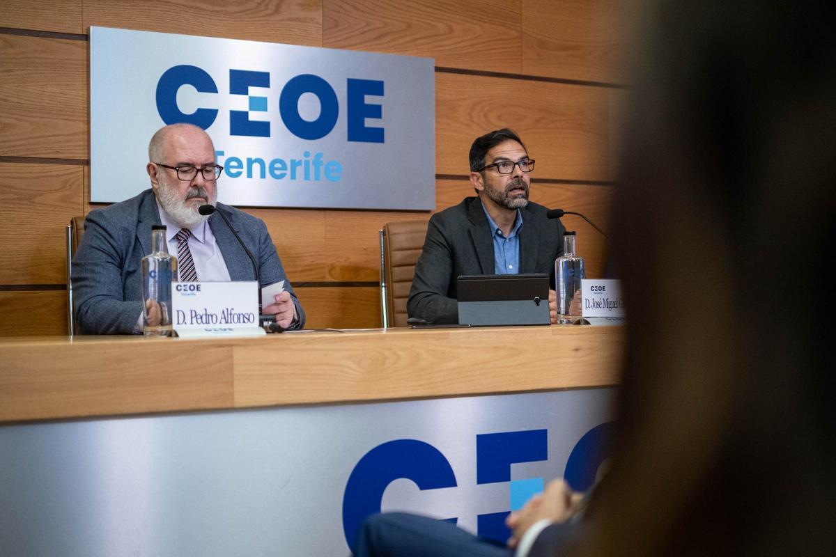 Pedro Alfonso, presidente de CEOE Tenerife, junto a José Miguel González, consultor de Corporación 5.