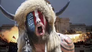 ¿Quién es Jake Angeli, el hombre disfrazado con un casco de bisonte que ha irrumpido en el Capitolio de EEUU?