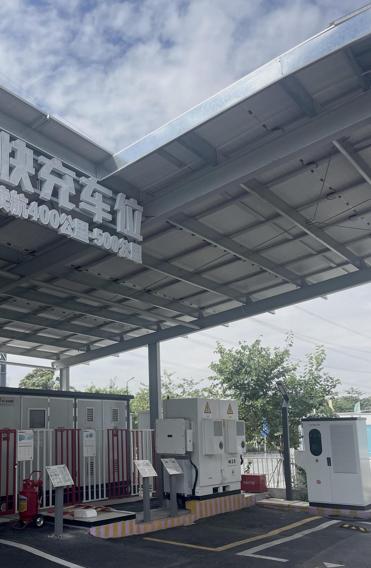 Electrolinera con Marquesina Solar y Bateria de 200KWH para Carga rapida de VE