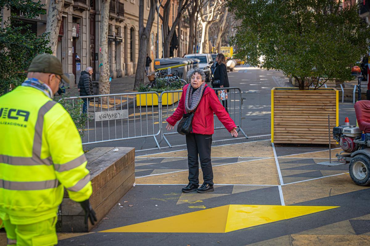 Repintando los colores y las formas del asfalto en la Superilla de Sant Antoni de Barcelona