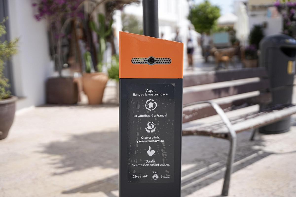 Uno de los depósitos especiales para colillas instalados por el Consell de Formentera