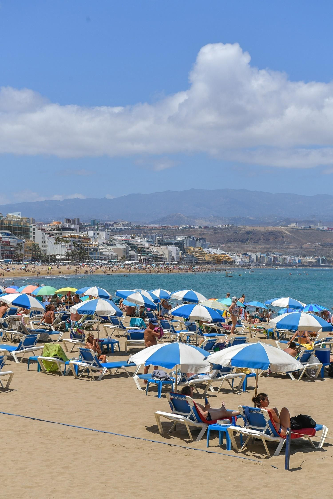 Día de playa en Las Canteras tras la noche de San Juan