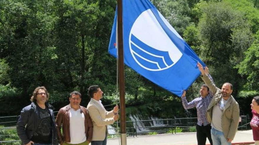 El alcalde y los concejales izan la bandera. // Faro