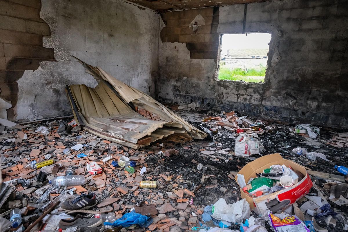 Una de las casetas anexas al vallado exterior, llena de basura y con restos de fogatas.