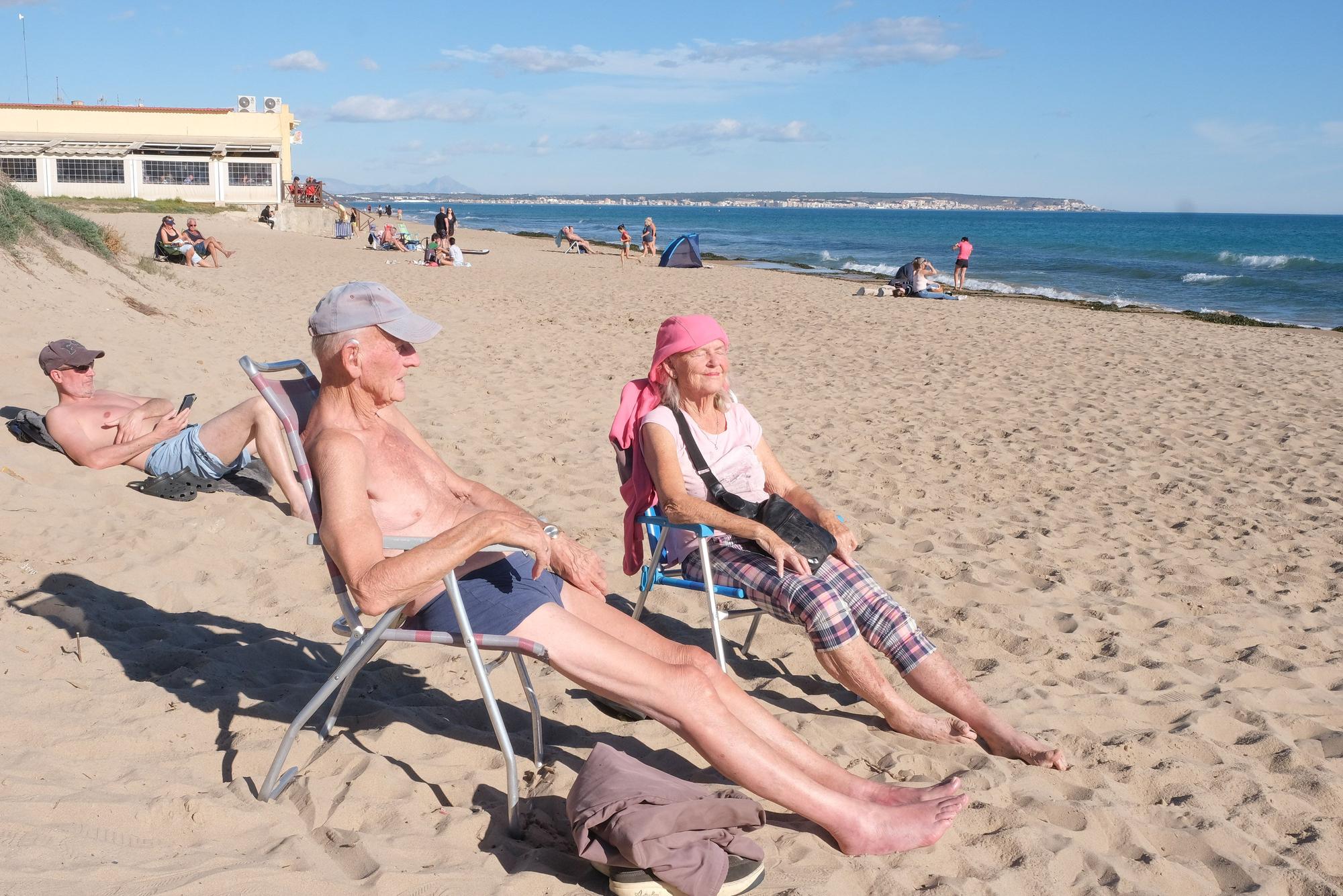 Jornada navideña playera en Elche. Numerosas personas disfrutan de las temperaturas de hasta 25 grados en la playa del Pinet en La Marina