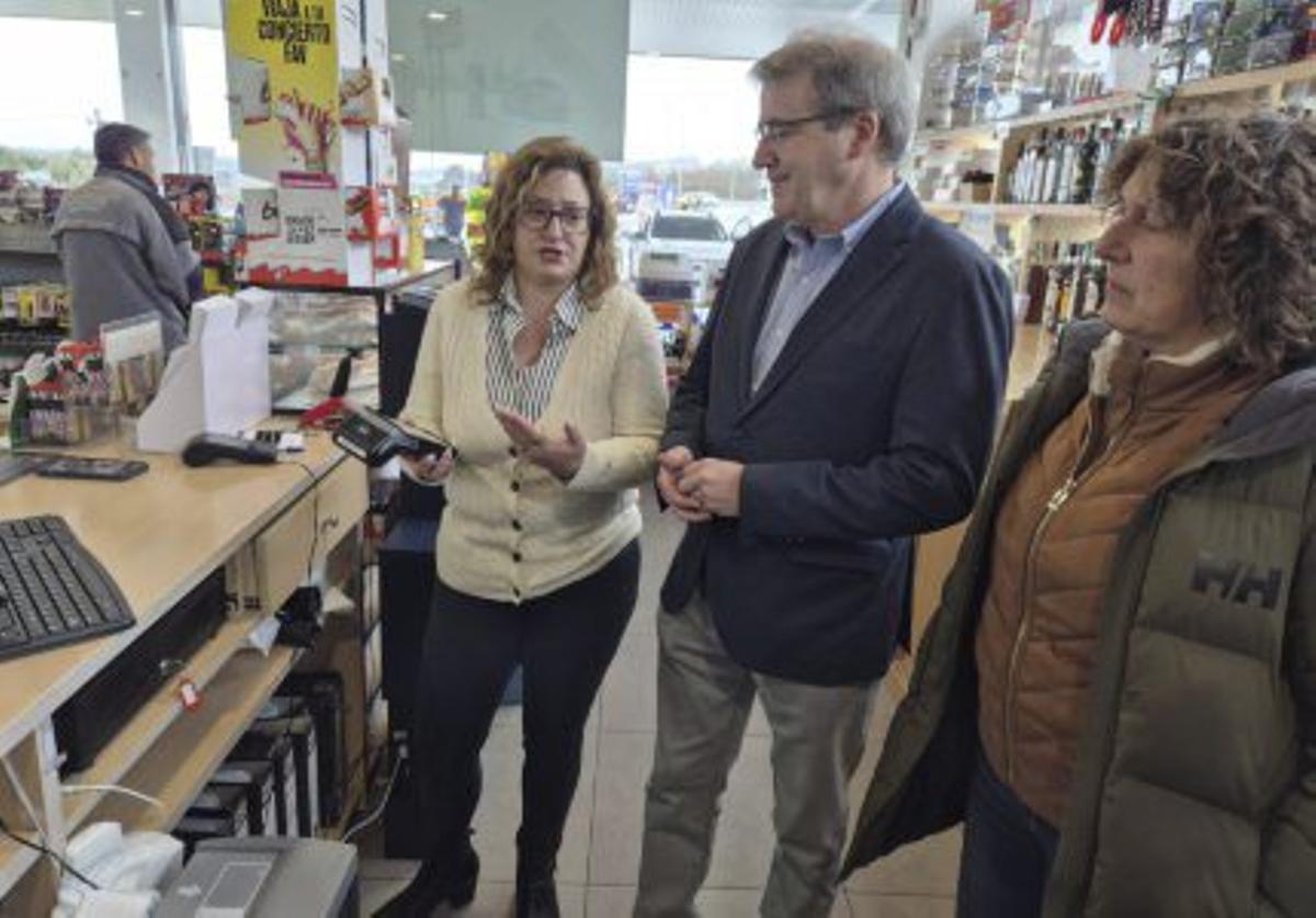 El delegado de la Xunta y la alcaldesa (d.), en Riós. |  Cedida