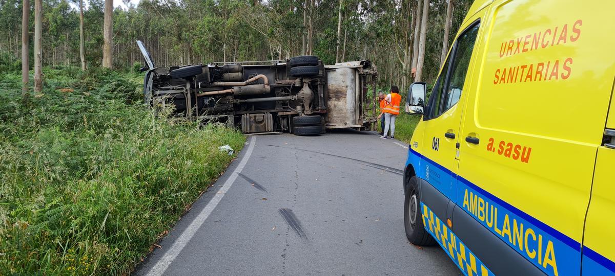 El vuelco de un camión de recogida de basura en Arteixo deja dos operarios heridos