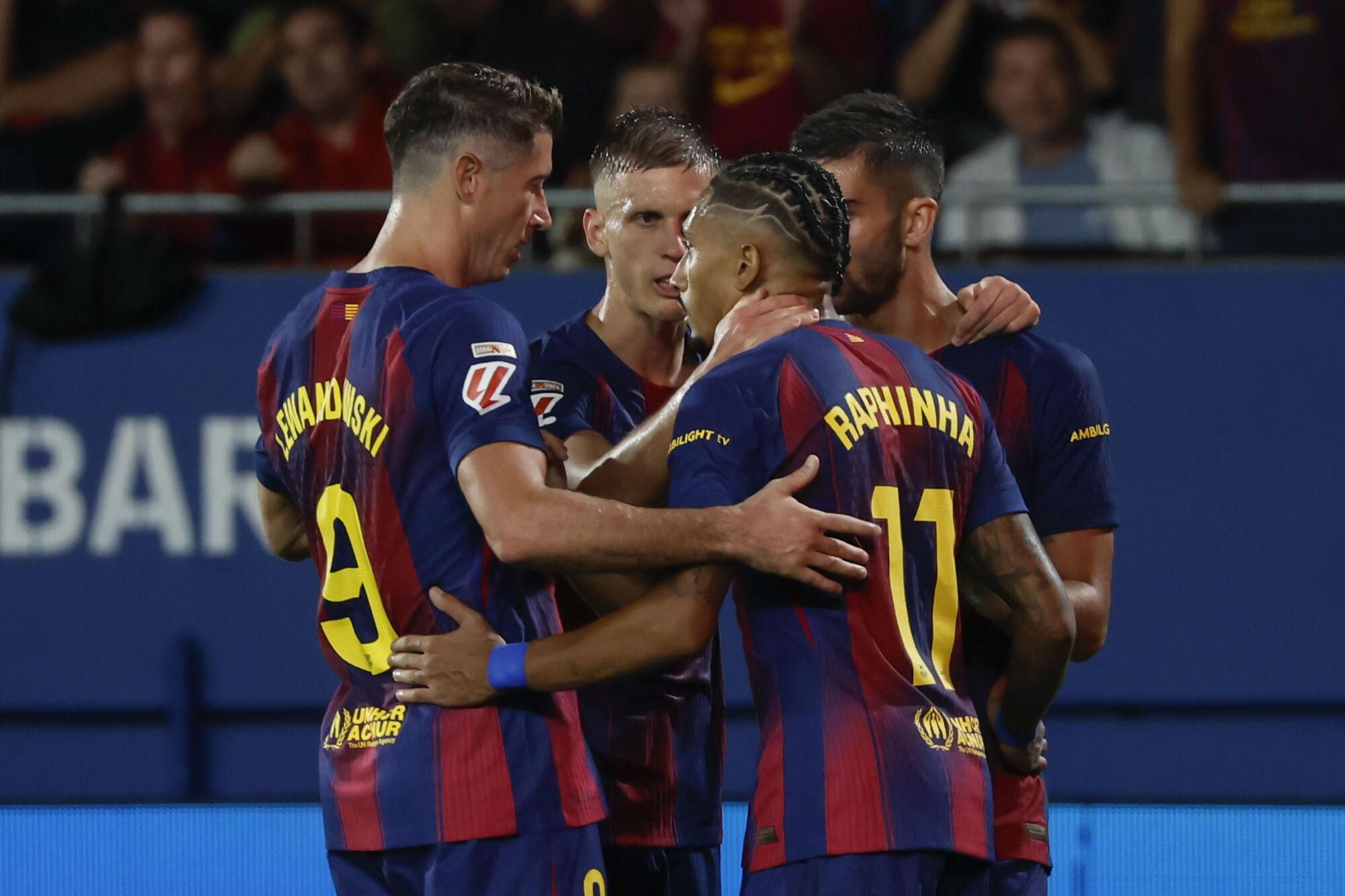 El delantero del Barcelona Ferran Torres (d) celebra tras anotar el segundo gol del equipo durante el partido de la jornada 5 de LaLiga EA Sports que disputan FC Barcelona y Getafe CF este domingo en el Estadi Johan Cruyff. EFE/ Andreu Dalmau. (Barcelona) (Getafe)