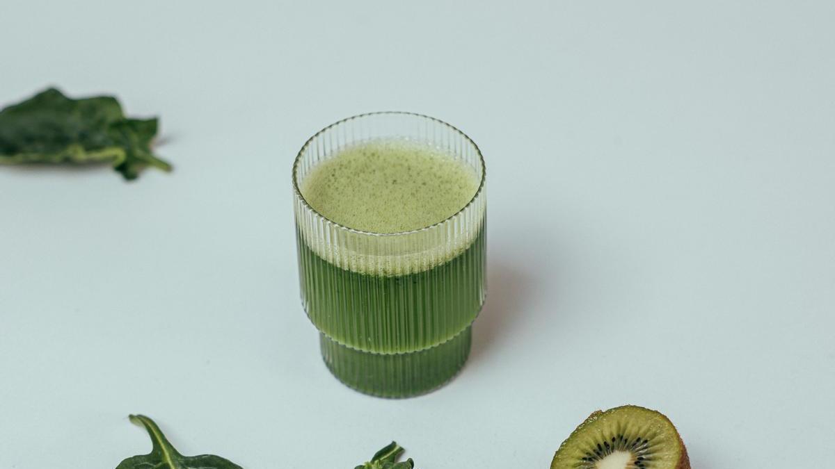 El jugo verde de kiwi y espinacas es un buen complemento de tu dieta para adelgazar