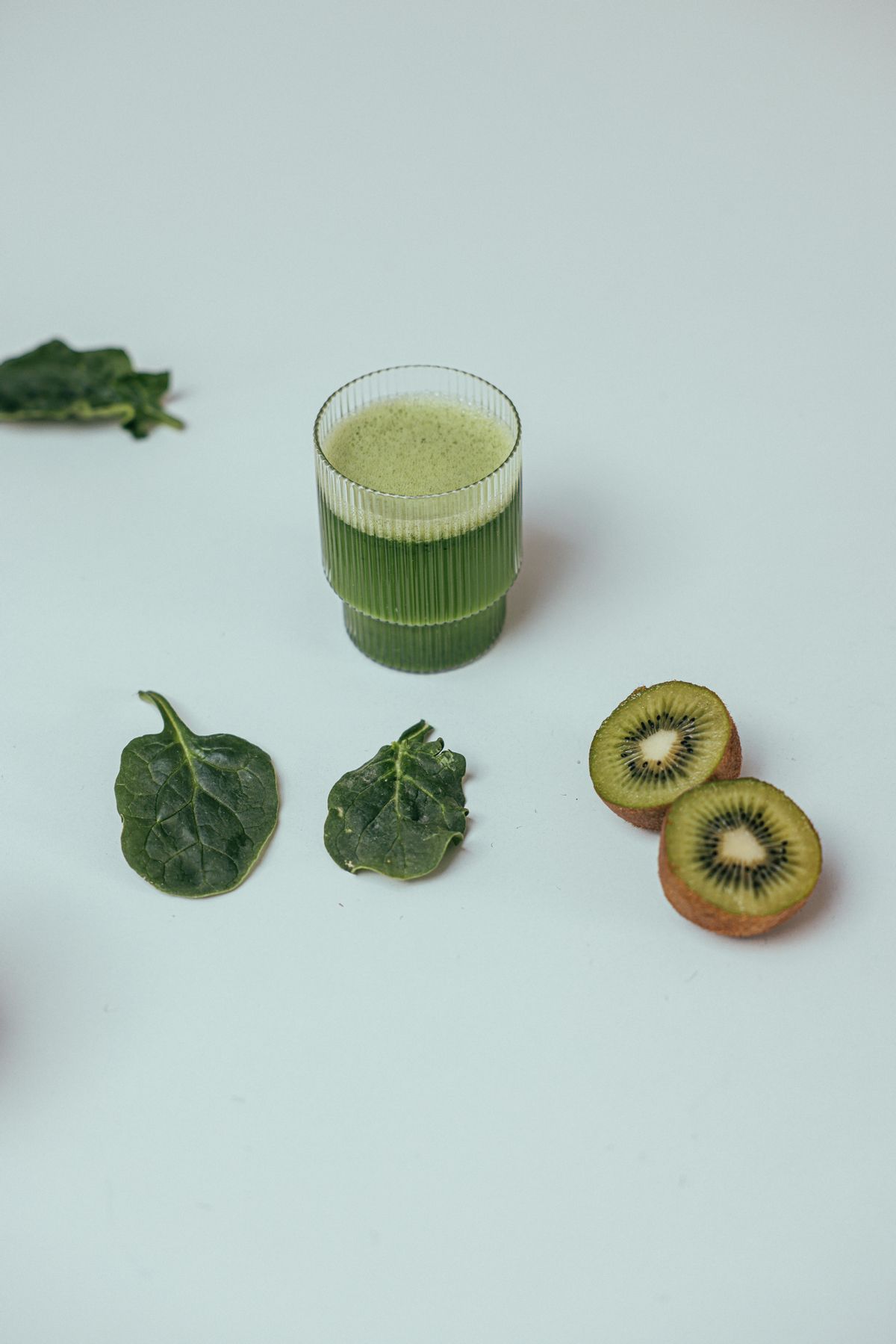 El jugo verde de kiwi y espinacas es un buen complemento de tu dieta para adelgazar