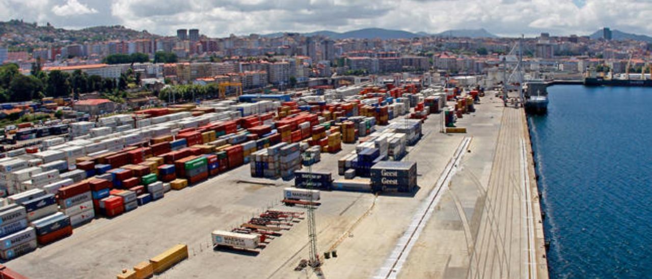 Vista general del muelle de contenedores del puerto de Vigo // MARTA G. BREA
